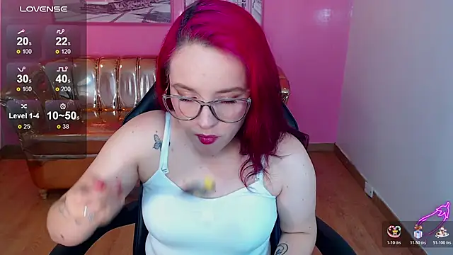 Snapshot of holly_t_ chatting on November 2025 04:34:02 AM holly t online show from November 2025 04:34:02 AM