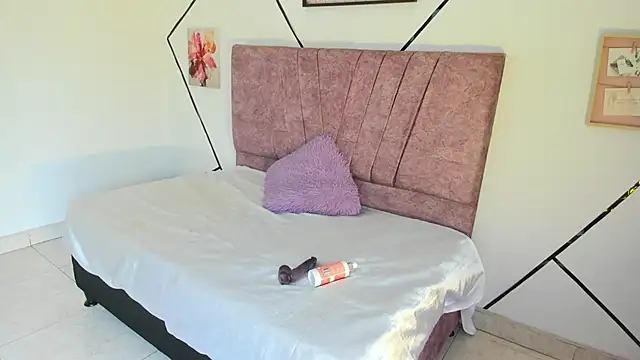 Snapshot of Julieta_Lein_ chatting on December 2025 08:40:01 PM Julieta Lein online show from December 2025 08:40:01 PM