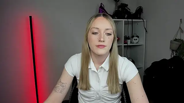 EvelynBlond online show from April 2026 12:23:01 PM