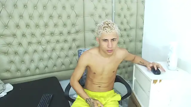 Snapshot of HollmanFronsh chatting on November 2025 02:04:02 AM HollmanFronsh online show from November 2025 02:04:02 AM