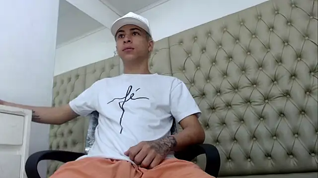 Snapshot of HollmanFronsh chatting on December 2025 02:42:01 AM HollmanFronsh online show from December 2025 02:42:01 AM