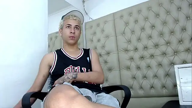 Snapshot of HollmanFronsh chatting on December 2025 02:28:01 AM HollmanFronsh online show from December 2025 02:28:01 AM