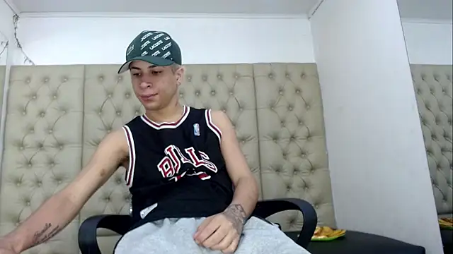 Snapshot of HollmanFronsh chatting on December 2025 02:49:01 AM HollmanFronsh online show from December 2025 02:49:01 AM