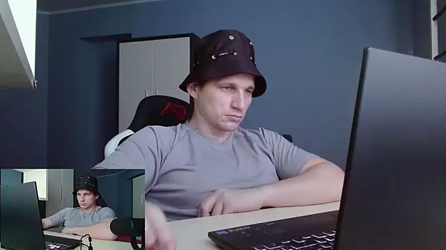 Snapshot of Poliglotjoe1 chatting on February 2026 02:21:02 PM Poliglotjoe1 online show from February 2026 02:21:02 PM