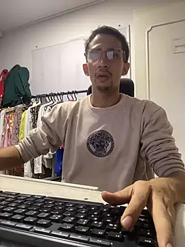 Snapshot of charlie_bass chatting on December 2025 07:28:01 AM charlie bass online show from December 2025 07:28:01 AM