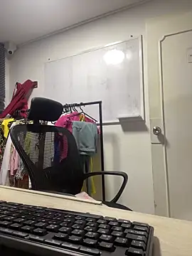 Snapshot of charlie_bass chatting on December 2025 04:10:01 AM charlie bass online show from December 2025 04:10:01 AM