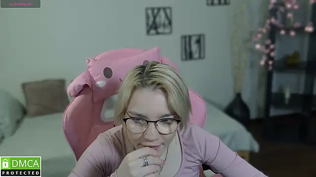 Snapshot of Megan_Lora chatting on December 2025 01:22:02 AM Megan Lora online show from December 2025 01:22:02 AM