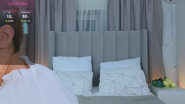 Snapshot of LyraTate chatting on December 2025 01:32:02 AM LyraTate online show from December 2025 01:32:02 AM