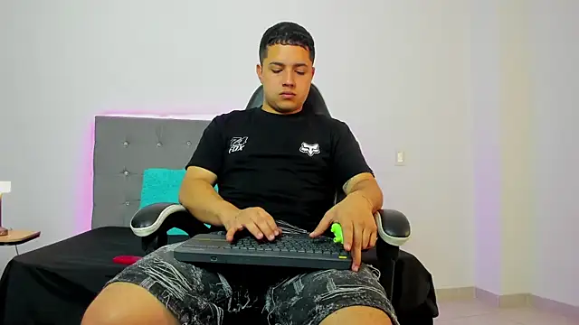 Snapshot of bry_hill chatting on December 2025 01:20:02 PM bry hill online show from December 2025 01:20:02 PM