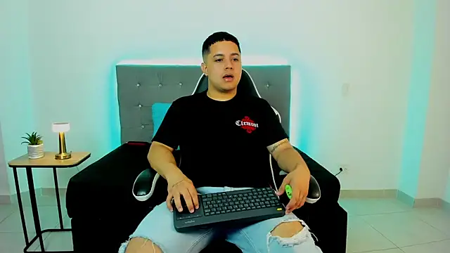 Snapshot of bry_hill chatting on December 2025 01:31:01 PM bry hill online show from December 2025 01:31:01 PM