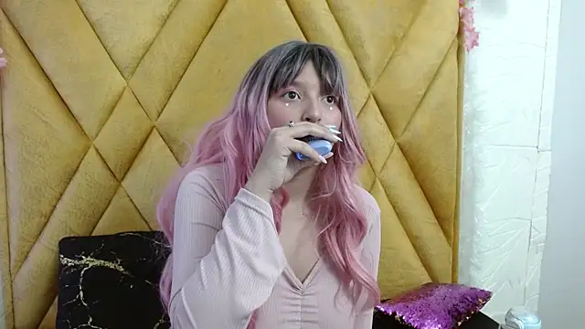 Snapshot of CandySwan chatting on December 2025 03:45:02 AM CandySwan online show from December 2025 03:45:02 AM