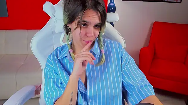 Snapshot of LiraBelle chatting on December 2025 05:26:01 AM LiraBelle online show from December 2025 05:26:01 AM