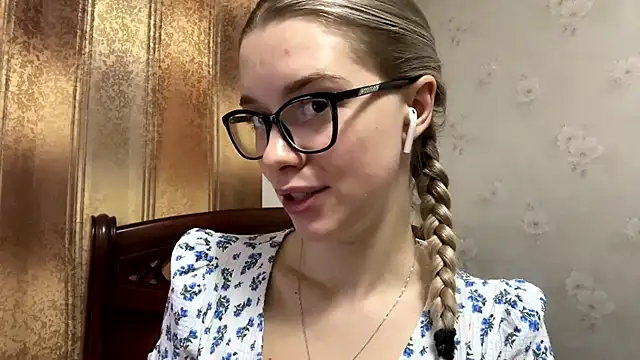 Snapshot of MichikoWienandt chatting on November 2025 05:08:02 AM MichikoWienandt online show from November 2025 05:08:02 AM