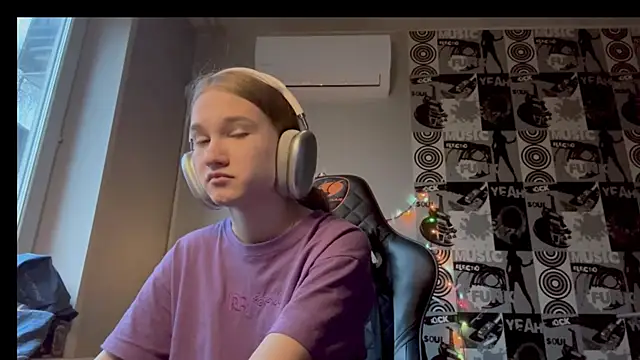 Snapshot of helgicuteness chatting on December 2025 06:39:02 AM helgicuteness online show from December 2025 06:39:02 AM