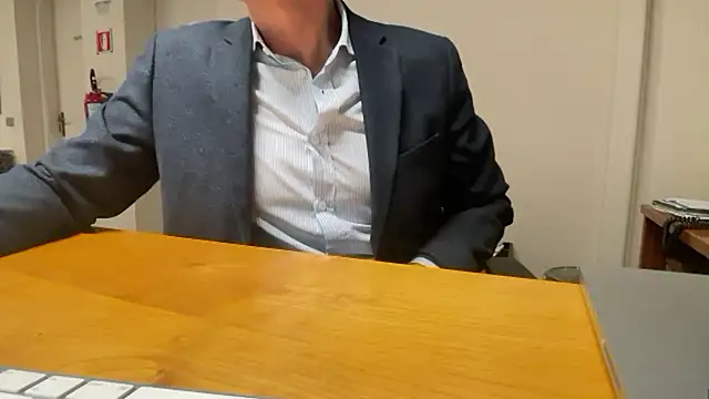 Snapshot of SimonZydar chatting on December 2025 04:45:01 PM SimonZydar online show from December 2025 04:45:01 PM