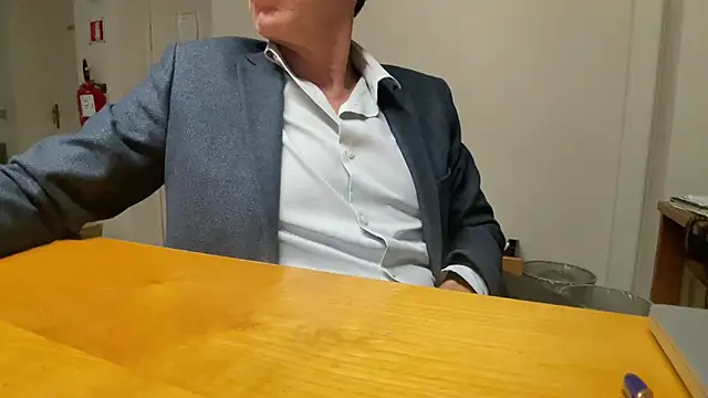 Snapshot of SimonZydar chatting on December 2025 05:09:01 PM SimonZydar online show from December 2025 05:09:01 PM