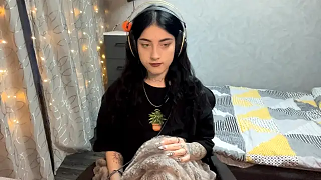 Snapshot of Meowluly chatting on December 2025 09:24:02 PM Meowluly online show from December 2025 09:24:02 PM