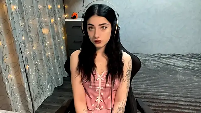 Snapshot of Meowluly chatting on December 2025 09:45:02 PM Meowluly online show from December 2025 09:45:02 PM