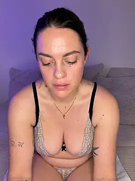 Snapshot of laraslittlesecrett chatting on February 2026 12:21:01 PM laraslittlesecrett online show from February 2026 12:21:01 PM