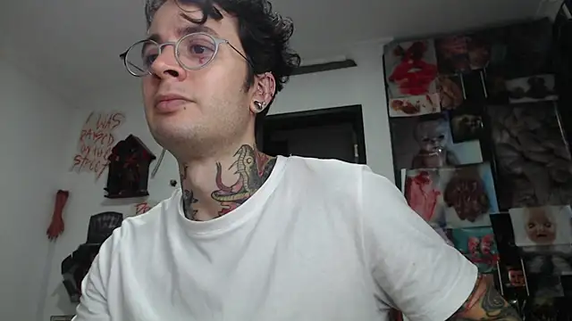 Snapshot of CryBoy13 chatting on December 2025 04:31:02 AM CryBoy13 online show from December 2025 04:31:02 AM