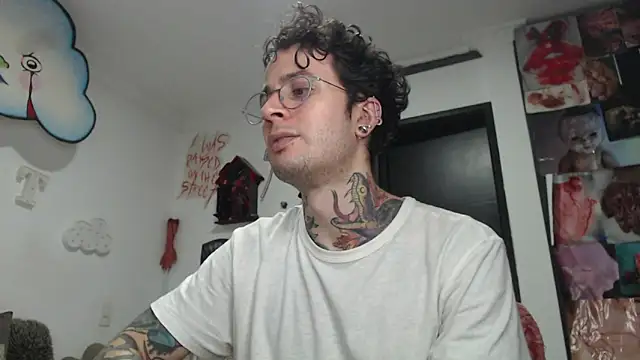 Snapshot of CryBoy13 chatting on December 2025 04:21:01 AM CryBoy13 online show from December 2025 04:21:01 AM