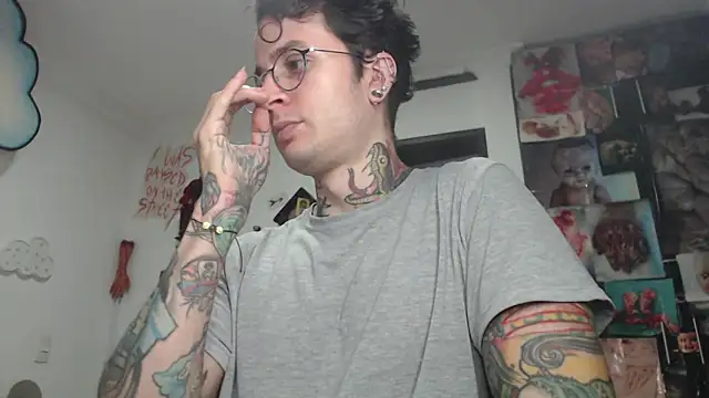 Snapshot of CryBoy13 chatting on December 2025 05:45:02 AM CryBoy13 online show from December 2025 05:45:02 AM