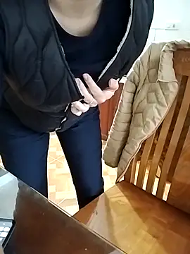 Snapshot of HanniZii chatting on December 2025 01:13:01 AM HanniZii online show from December 2025 01:13:01 AM