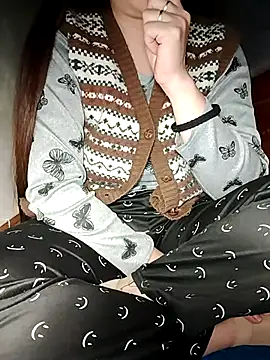 Snapshot of HanniZii chatting on December 2025 04:05:01 PM HanniZii online show from December 2025 04:05:01 PM