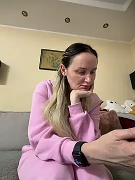 Snapshot of TomilaSi chatting on November 2025 06:10:02 PM TomilaSi online show from November 2025 06:10:02 PM