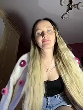 Snapshot of TomilaSi chatting on December 2025 08:18:02 PM TomilaSi online show from December 2025 08:18:02 PM