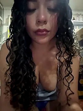 Snapshot of VictoriaaRose chatting on December 2025 11:01:02 PM VictoriaaRose online show from December 2025 11:01:02 PM