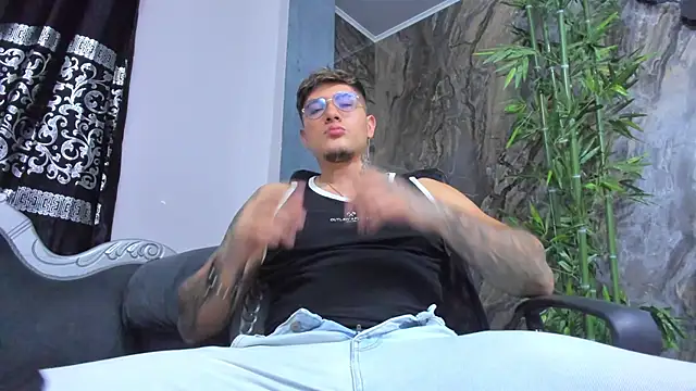 Snapshot of ArturFrostt chatting on December 2025 11:19:01 AM ArturFrostt online show from December 2025 11:19:01 AM