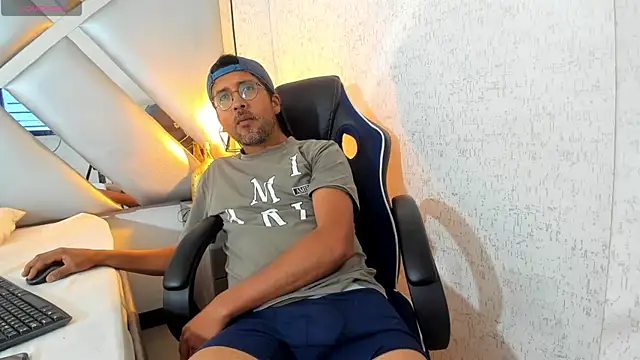 Snapshot of DANIDICK_VC chatting on November 2025 12:19:02 PM DANIDICK VC online show from November 2025 12:19:02 PM