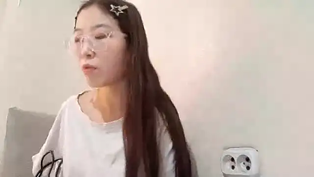 Snapshot of MollyTiger chatting on December 2025 06:44:02 AM MollyTiger online show from December 2025 06:44:02 AM