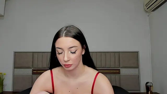 Snapshot of SaraElisse chatting on December 2025 10:36:01 PM SaraElisse online show from December 2025 10:36:01 PM