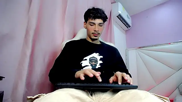 Snapshot of Yankeee_ chatting on December 2025 04:29:01 AM Yankeee online show from December 2025 04:29:01 AM