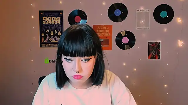 Snapshot of mira_cool_ chatting on December 2025 08:24:02 PM mira cool online show from December 2025 08:24:02 PM