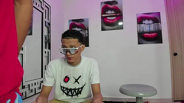 Snapshot of COUPLES_BOYS chatting on December 2025 06:11:01 AM COUPLES BOYS online show from December 2025 06:11:01 AM