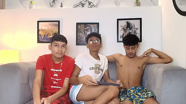 Snapshot of COUPLES_BOYS chatting on February 2026 01:26:02 AM COUPLES BOYS online show from February 2026 01:26:02 AM