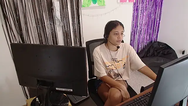 Snapshot of Aria-sexxx chatting on December 2025 04:27:01 PM Aria-sexxx online show from December 2025 04:27:01 PM