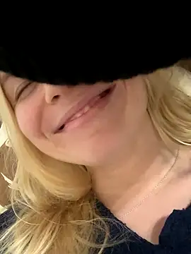 Snapshot of d0uble_trouble chatting on November 2025 07:05:02 PM d0uble trouble online show from November 2025 07:05:02 PM