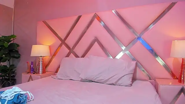 Snapshot of ViolettaLane chatting on December 2025 11:59:01 AM ViolettaLane online show from December 2025 11:59:01 AM