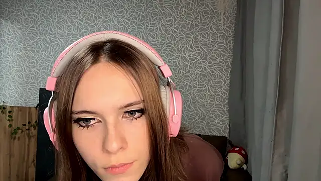 Snapshot of EvaLoveer chatting on December 2025 11:04:02 AM EvaLoveer online show from December 2025 11:04:02 AM