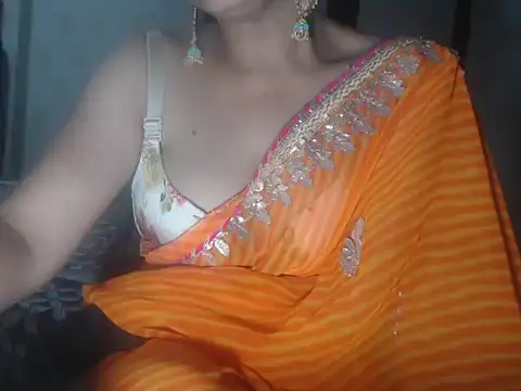 Hotronita123 online show from April 2026 07:18:01 PM