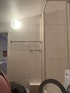 YoungJoyce online show from December 2025 06:27:02 PM