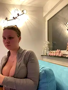 YoungJoyce online show from December 2025 04:11:01 PM