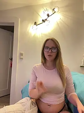 YoungJoyce online show from December 2025 05:18:02 PM