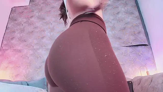 Mia Luxor online show from April 2026 12:17:02 PM