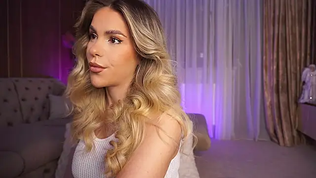 Snapshot of ChloeVelvetx chatting on December 2025 10:07:02 PM ChloeVelvetx online show from December 2025 10:07:02 PM