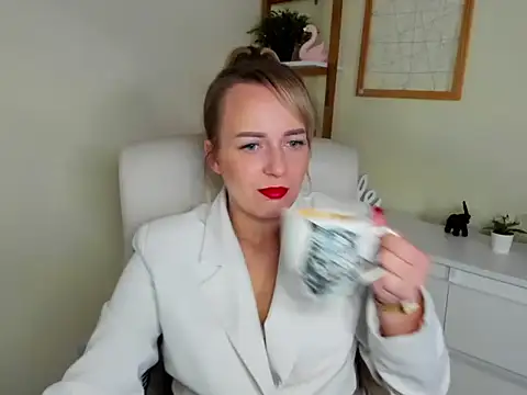 Snapshot of Karenblond chatting on December 2025 06:21:01 AM Karenblond online show from December 2025 06:21:01 AM